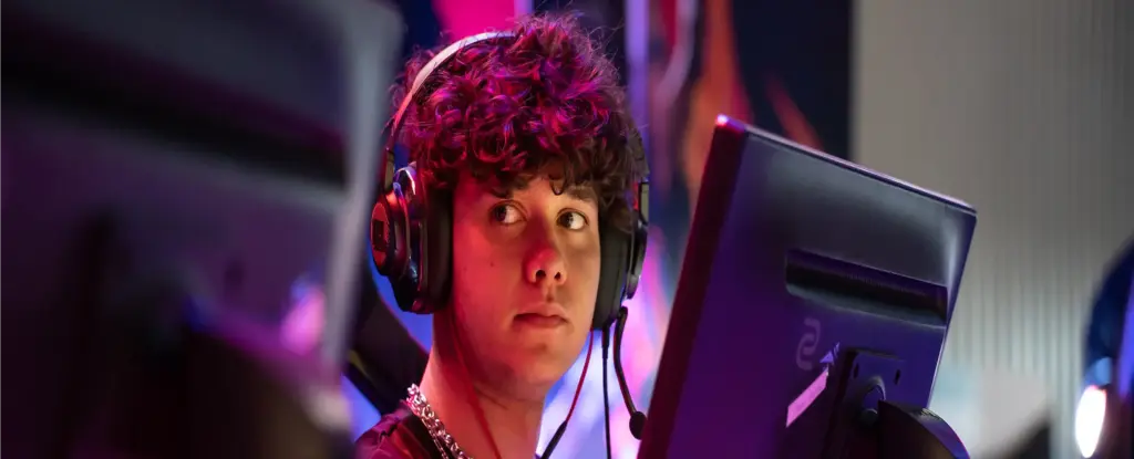 Een geconcentreerde gamer met een koptelefoon op zit voor een monitor met kleurrijke verlichting en straalt concentratie en intensiteit uit in een esports-omgeving.